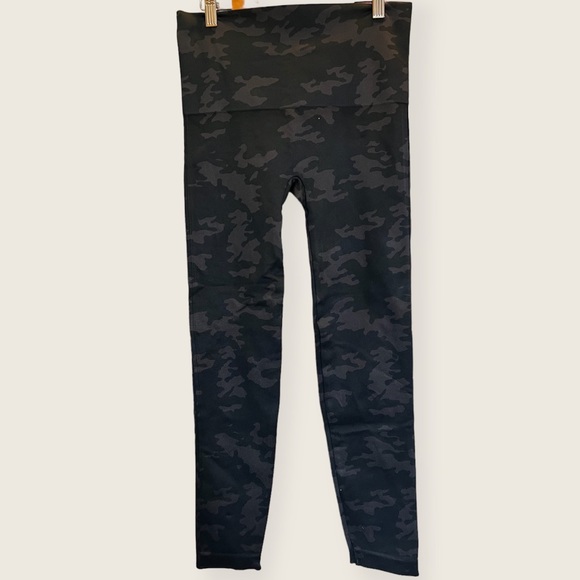 Spanx Women's Look At Me Now Leggings Black Camo Medium NEW - Picture 3 of 3